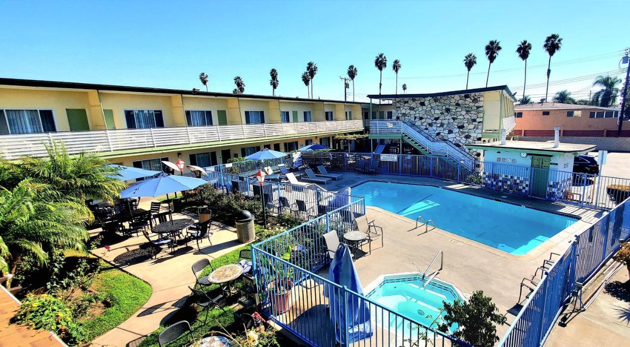 Quality Inn & Suites Anaheim At The Park Exterior foto